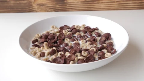 Breakfast: corn flakes with milk and raspberries Video stock 77567676