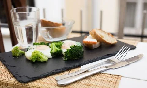 Breakfast of crumpled eggs with broccoli Foto stock