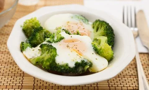 Breakfast of crumpled eggs with broccoli Foto stock