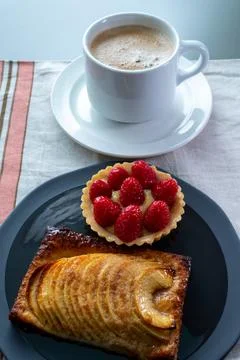 Breakfast with cup of black coffe and sweet baked tart with  ripe red raspb.. Foto stock