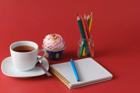 Breakfast with cupcake on brigth red background Foto stock