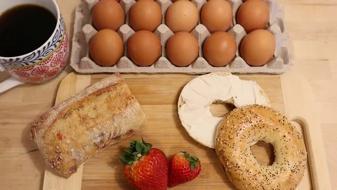 Breakfast Cutting Board with Bagel, Fruit, Eggs Breakfast Vidéo 128648192