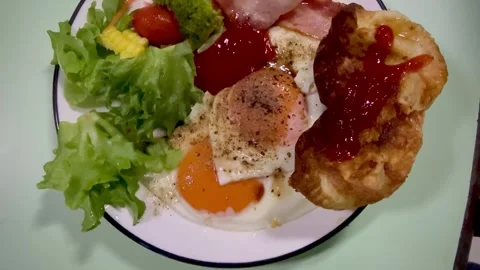 Breakfast dish.there are fried eggs,bread,some vegetable,bacon Video stock 334031011