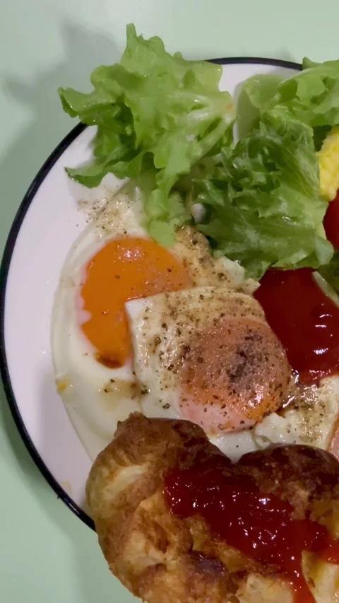 Breakfast dish.there are fried eggs,bread,some vegetable,bacon Video stock 334031013