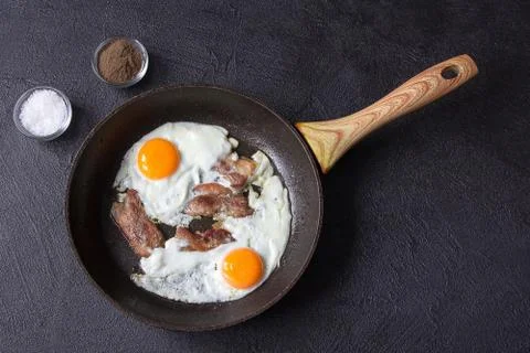Breakfast egg bacon vegetables lunch ingredients Foto stock