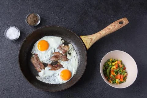Breakfast egg bacon vegetables lunch ingredients Foto stock