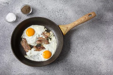 Breakfast egg bacon vegetables lunch ingredients Foto stock