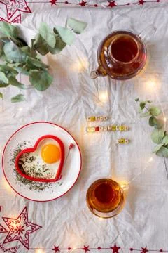 Breakfast Fried Eggs and Tea on Valentines Day Foto stock