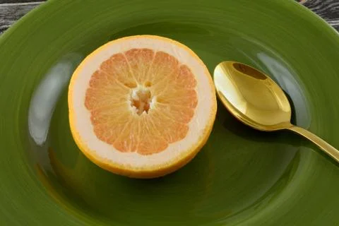 Breakfast grapefruit half on plate Foto stock