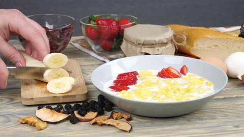 Breakfast. Milk, cornflakes, berries and yogurt 스톡 동영상 169998539