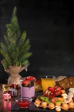 Breakfast or brunch set for two person on rustic wooden table Foto stock