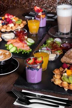 Breakfast or brunch set for two person on rustic wooden table Foto stock