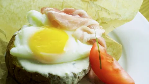 Breakfast. Poached egg, bacon, tomato, onion, sour cream sauce on toast bread 4K 库存影片 108459170