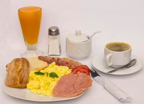Breakfast scrambled eggs with basil on white background, papaya juice, coffee, Foto stock