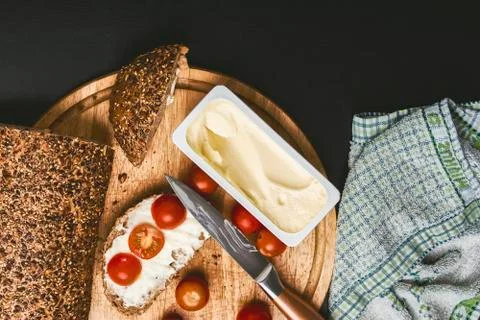 Breakfast served. Cooked buns with cherry tomatoes and melted cheese on the t Foto stock