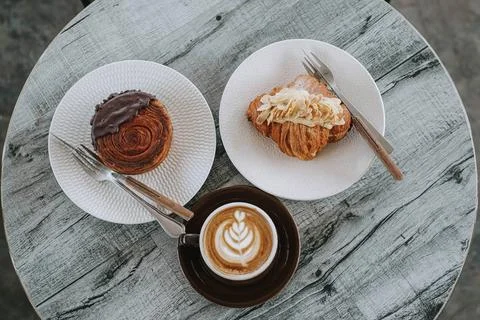 Breakfast Set Menu and a Cup of Coffee on Wooden Table Foto stock