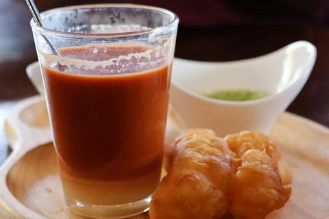 Breakfast set for serving deep-fried dough sticks and milk tea Stock-Fotos