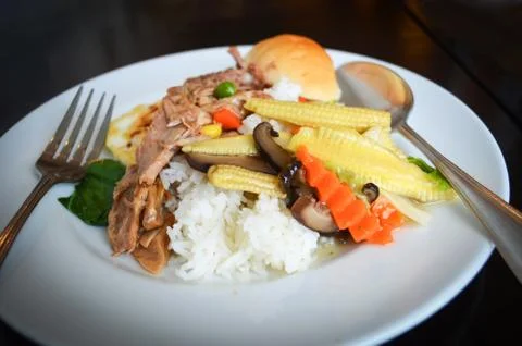 Breakfast stir fried mixed corn carrot vegetable mushroom and braised pork on Foto stock