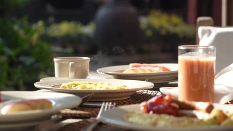 Breakfast table and tea pot pouring tea in a cup in Kathmandu, Nepal. Vidéo 169932086