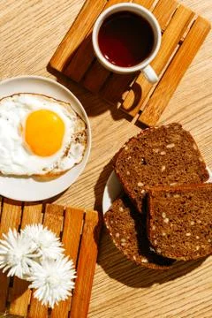 Breakfast is on the table. A cup of tea. Fried egg and toast bread 스톡 사진