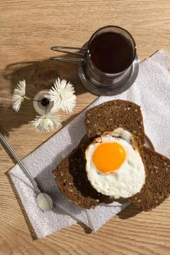 Breakfast is on the table. Kettle with tea and fried eggs on a plate Fotos de archivo