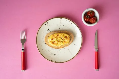 Breakfast table scrambled egg with toasted bread and roasted tomatoes white p Stock-Fotos