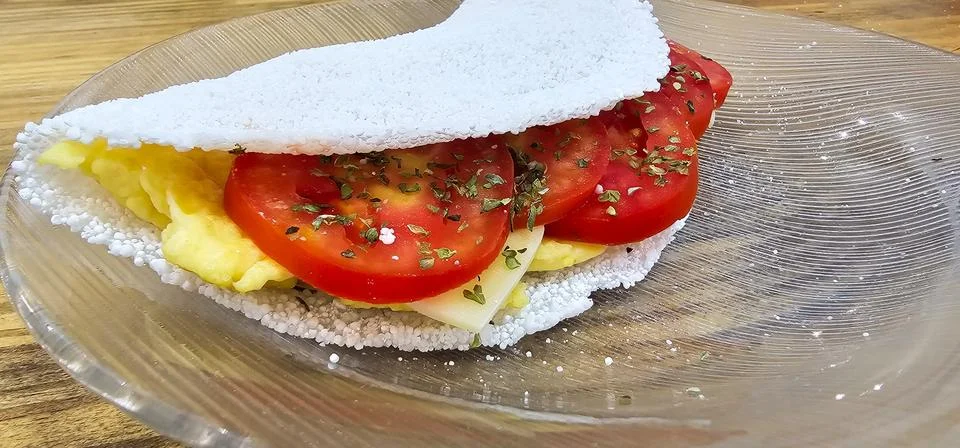Breakfast with tapioca stuffed with tomato Foto stock