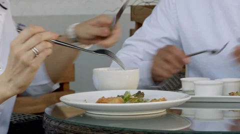 Breakfast time with eggs and fried sausages Vídeos de archivo 65250022