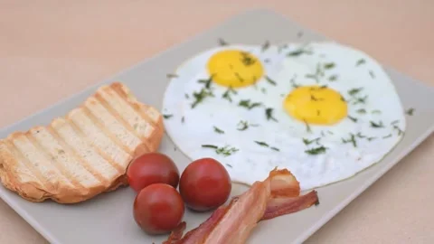 Breakfast on a tray, bacon and eggs, tomato and toast. Slow retrieve Stock Footage 131166687