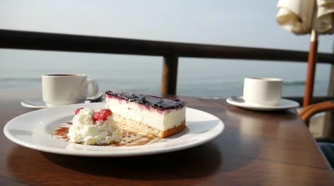 Breakfast for two in a cafe on the beach. Vídeos de archivo 68954955