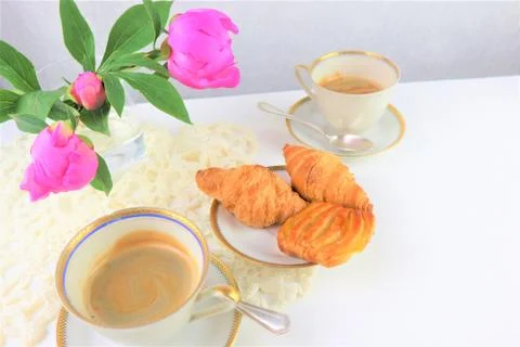Breakfast with two cups of coffee and croissants, bouquet Foto stock