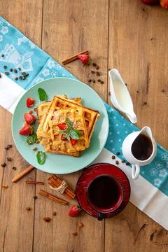 Breakfast with waffles, strawberries, mint and cinnamon Foto stock