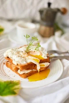 Breakfast on white bed sheets, good morning, toast with poached eggs, coffee Foto stock