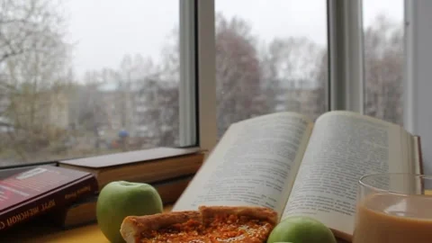 Breakfast at the window, it's snowing 動画素材 154387020