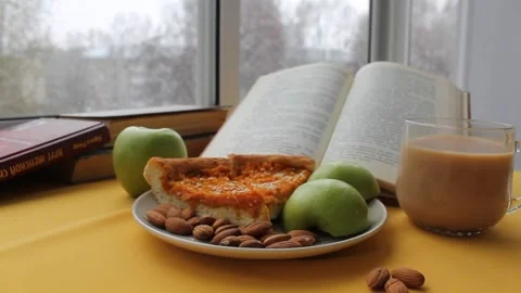 Breakfast at the window, it's snowing 動画素材 154387021