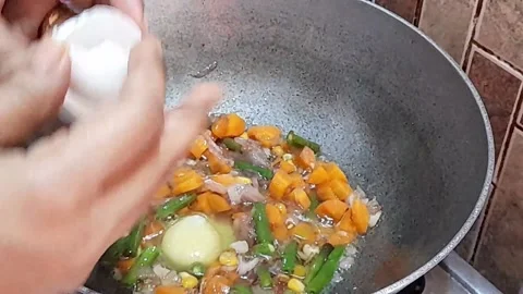 Breaking and dropping of egg on hot pan Stock Footage 138028115