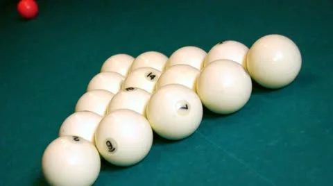 Breaking the balls at a pool game 库存影片 13122019