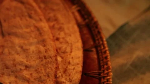 Breaking bread tight above Vídeos de archivo 41389840