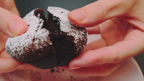 Breaking a chocolate muffin in two Видео 252180577