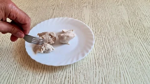 Breaking Cooked Chicken Into Small Pieces on a White Plate Vídeo Stock 344185955