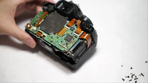 Breaking down and disassembly of a digital camera for parts and components Vidéo 266385840