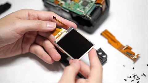 Breaking down and disassembly of a digital camera for parts and components Vidéo 266385842