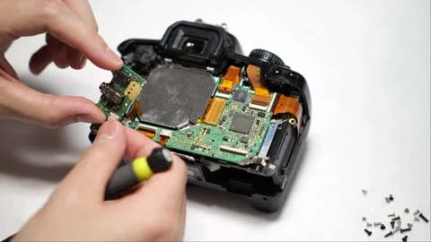 Breaking down and disassembly of a digital camera for parts and components Vidéo 266385924