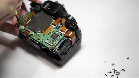 Breaking down and disassembly of a digital camera for parts and components Vidéo 266385926