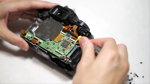 Breaking down and disassembly of a digital camera for parts and components Vidéo 266385927