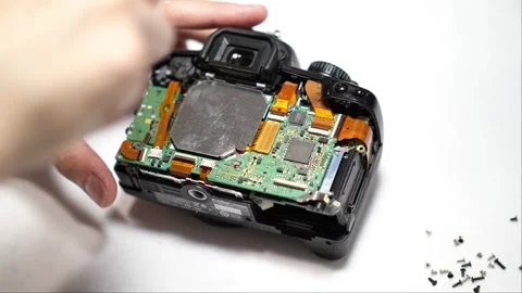 Breaking down and disassembly of a digital camera for parts and components Vidéo 266385928