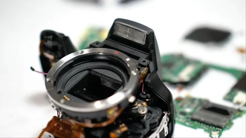 Breaking down and disassembly of a digital camera for parts and components Vidéo 266385951