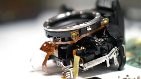 Breaking down and disassembly of a digital camera for parts and components Vidéo 266385954