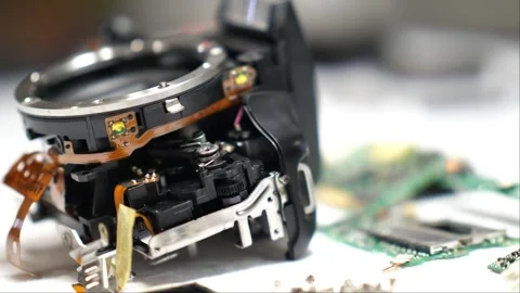 Breaking down and disassembly of a digital camera for parts and components Vidéo 266385955