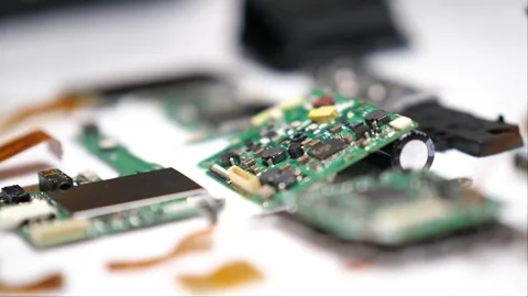 Breaking down and disassembly of a digital camera for parts and components Vidéo 266385959